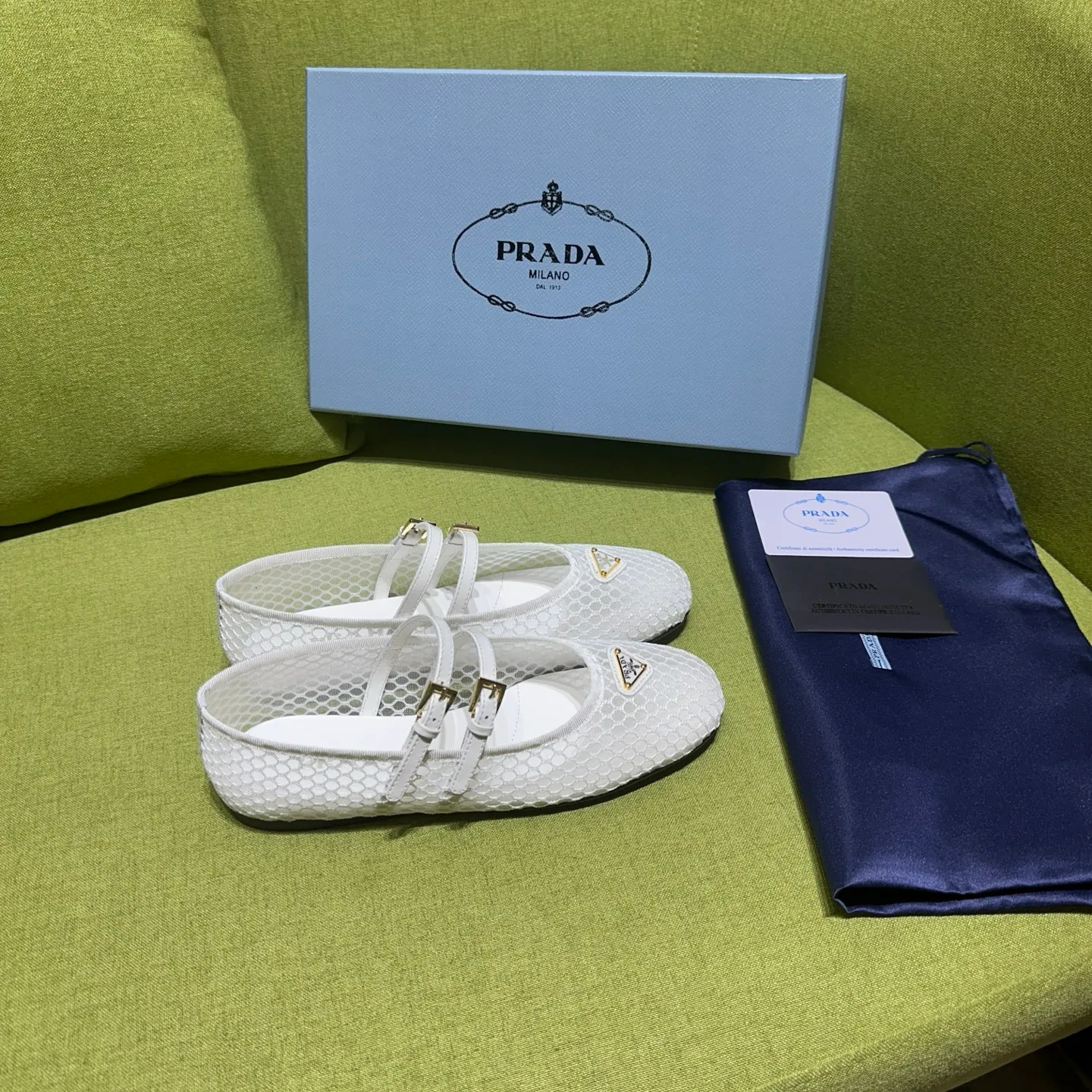👟👟Ex-factory price 500👟👟 Prada 25ss new style for early spring🔥🔥✨ 🌟 Recommended by major bloggers in Xiaohongshu, developed 1-1 to highlight classic charm. Open molded outsole. Imported mixed breed sheep lining. These ballet flats have a feminine silhouette and classic details for a sophisticated and timeless style. The mesh fabric is reinterpreted with lace patterns, which is delicate and unique. The upper is embellished with a narrow band and an engraved logo metal buckle. Enamel-coated triangular metal logo. 5mm one-piece rubber sole, decorated with hot-stamped logo. Code number: 35 to 42 (40-42 customized, non-refundable)